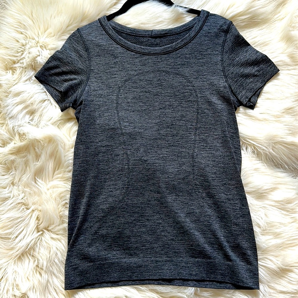 Lululemon Swiftly Relaxed Short Sleeve Tee Heathered Black Size 4 EUC